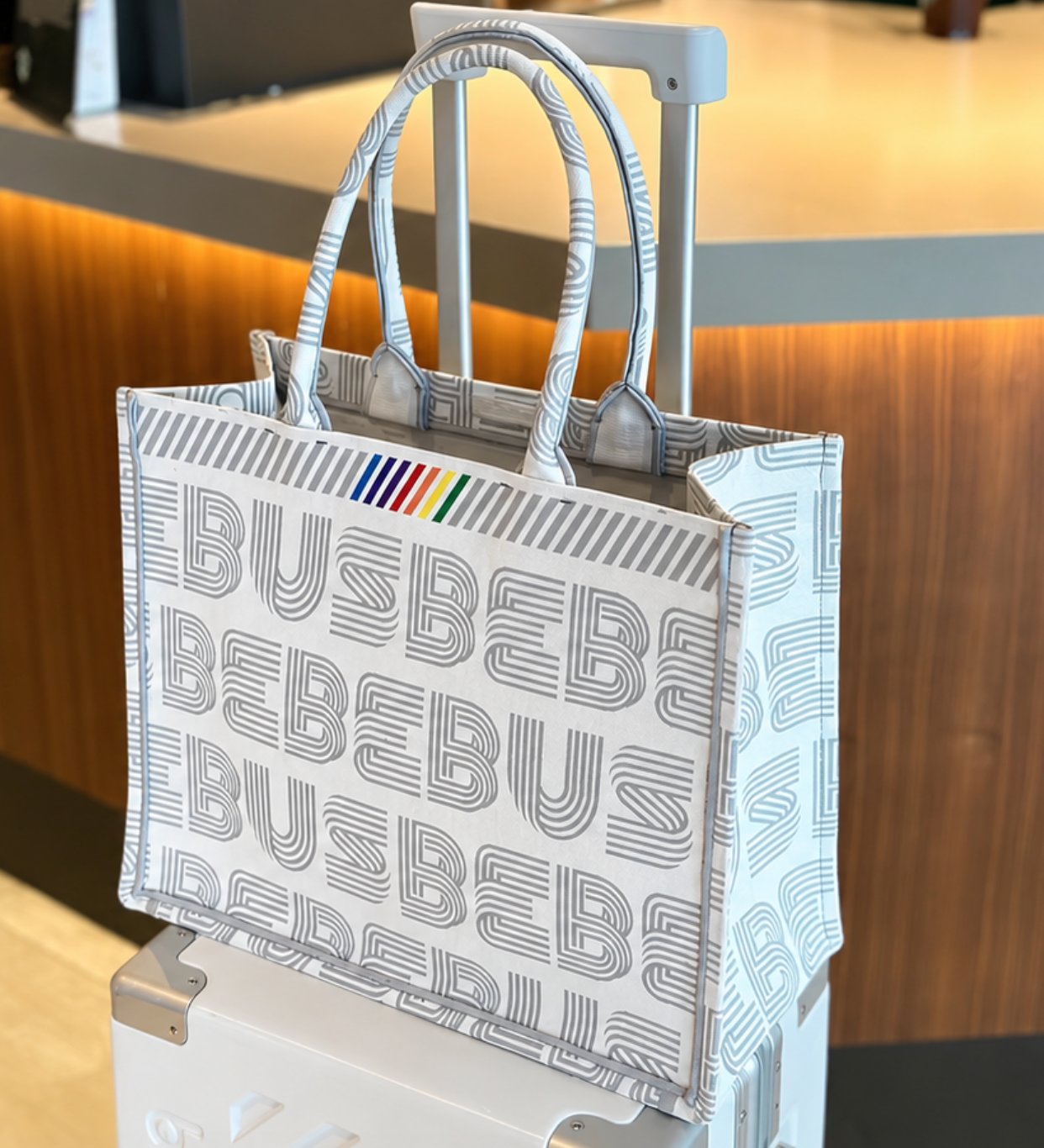 BeBeBus 灰色图案托特包出行场景